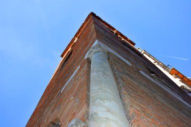 İtalya, Napoli, Pietrasanta Romanesque çan kulesi mermer sütun, tarihi merkezinde, Decumano alan.