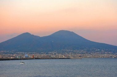 Günbatımında Vesuvius 'a genel bakış