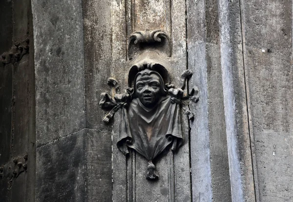 İtalya, Napoli, tarihi merkezinde eski bir binanın köşesinde Monacello simgesi, Decumano alanında