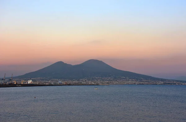 Günbatımında Vesuvius 'a genel bakış