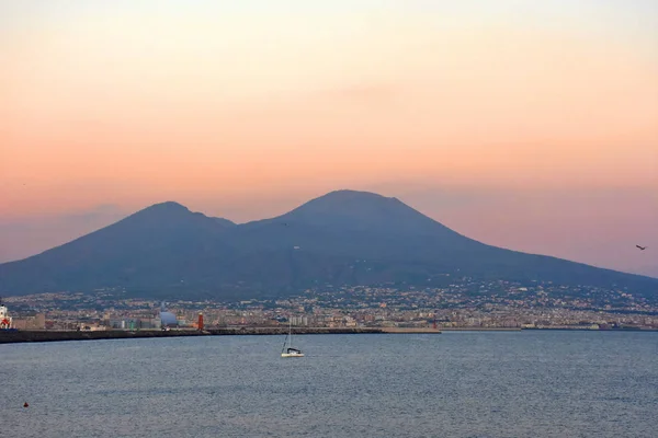 Günbatımında Vesuvius 'a genel bakış