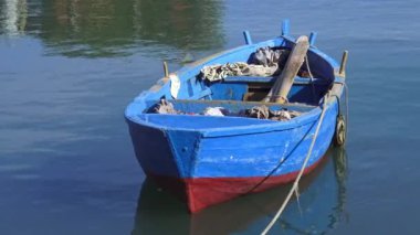 İtalya, Puglia, tipik balıkçı teknesi limanda palamarla.