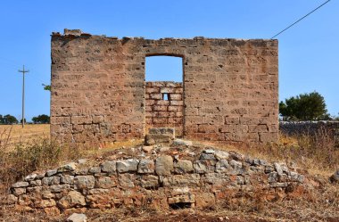 İtalya, Puglia, kırsalda eski çürüyen bina.