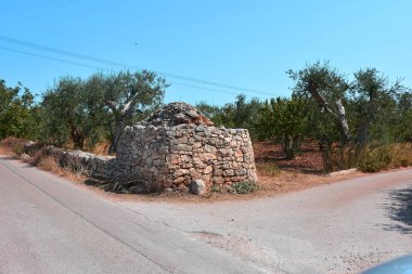 İtalya, Puglia, yolları bölmek için tipik bir ülke Binası.