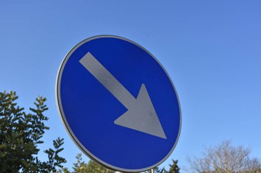 Yol işaretleri ve araç trafik işaretleri.