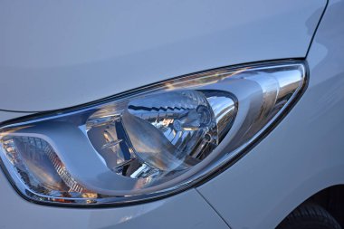 Modern bir arabanın ışıkları.