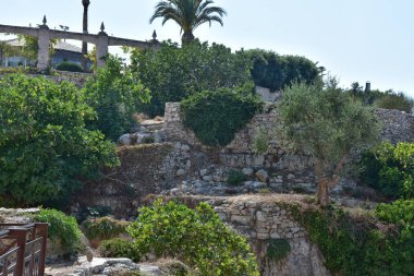 İtalya, Puglia bölgesi, 18/08/2017, Polignano, Lama Monachile 'de halka açık yürüyüş yolu.