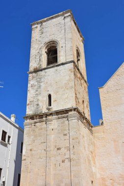 İtalya, Puglia bölgesi, 18/08/2017, Polignano, Katedralin çan kulesi.