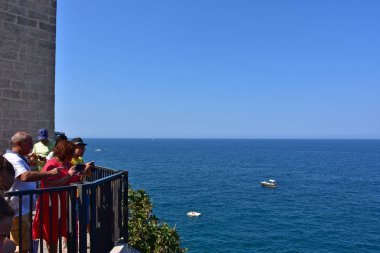 İtalya, Puglia bölge, 18/08/2017, Polignano, turistler hayran bir teras manzarası.