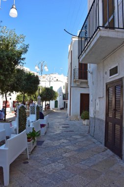İtalya, Puglia bölge, 18/08/2017, Polignano, tarihi merkezinde küçük bir sokakta.