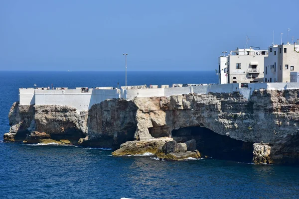 İtalya, Puglia bölgesi, 18/08/2017, Polignano, kaya mağaraları görünümü
