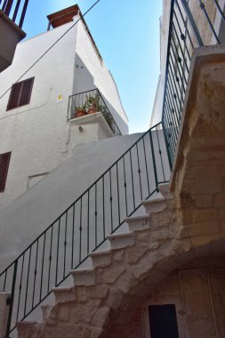 İtalya, Puglia bölgesi, 18/08/2017, Polignano, tarihi merkezinde dış merdivenler ile tipik bina.