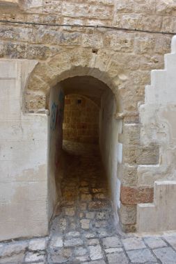 İtalya, Puglia bölgesi, 18/08/2017, Polignano, tarihi merkezin karakteristik taş geçiş tüneli.