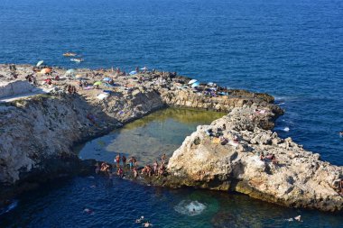 İtalya, Puglia bölge, 18/08/2017, Polignano, kayalar güzel su insanlarda Grottone denir.