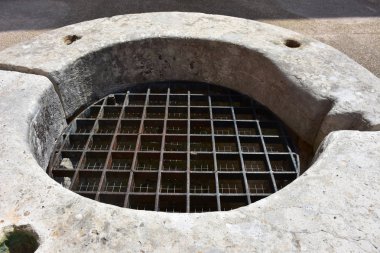 İtalya, bari, 30/08/2017, Norman-Svevo Kalesi. 1132 yılına kadar uzanan ortaçağ kalesi. Geçit yerinin kuyunda ızgara