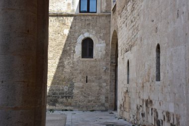 İtalya, bari, 30/08/2017, Norman-Svevo Kalesi, tarihi 1132 ' e kadar uzanan ortaçağ kalesi. Silah meydanındaki kapı