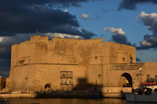 Itália Puglia Monopoli Castelo Antigo Porto Pôr Sol — Fotografia de Stock