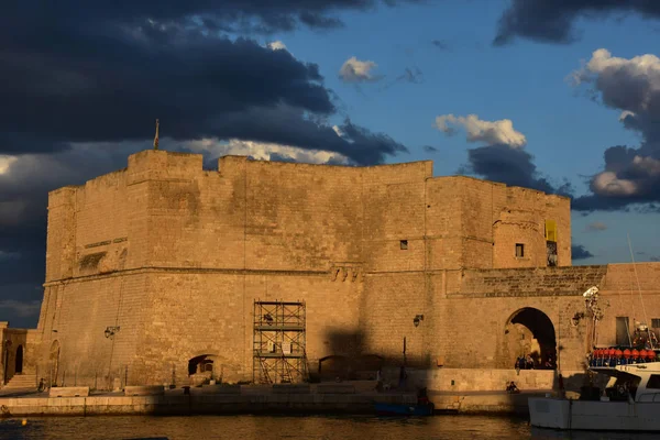 İtalya, Puglia, Monopoli. Gün batımında limanda antik kale