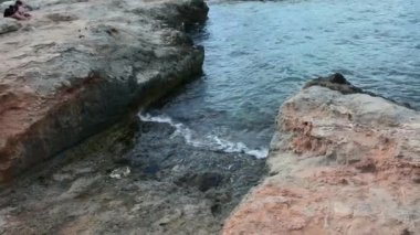 İtalya, Puglia, Monopoli. Sahilde günbatımı