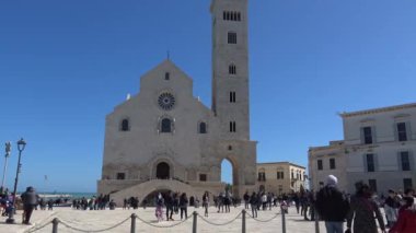 İtalya, Puglia, Trani Katedrali, messenger Anıtı Unesco kültür barış, Apulia Romanesk mimari muhteşem bir örneği ve su üzerinde askıya alınmış gibi görünüyor böylece denize yakın durur. Hızlı hareket