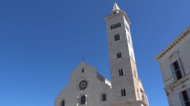 İtalya, Puglia, Trani Katedrali, messenger Anıtı Unesco kültür barış, Apulia Romanesk mimari muhteşem bir örneği ve böylece su üzerinde askıya alınmış gibi görünüyor denize yakın durur.