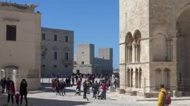 İtalya, Puglia, Trani Katedrali, messenger Anıtı Unesco kültür barış, Apulia Romanesk mimari muhteşem bir örneği ve su üzerinde askıya alınmış gibi görünüyor böylece denize yakın durur. Turistler meydanda. Hızlı hareket