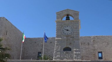 İtalya, Puglia, Trani, Swabian Castle 1233, Frederick II. Swabia saltanatı altında inşa. On dokuzuncu yüzyıl kule saati giriş yukarıda ile.