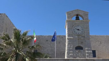İtalya, Puglia, Trani, Swabian Castle 1233, Frederick II. Swabia saltanatı altında inşa. On dokuzuncu yüzyıl kule saati giriş yukarıda ile.