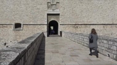 İtalya, Puglia, kale Barletta bir heybetli kale birkaç adım uzaklıkta 1090 yıl civarında inşa Adriyatik Denizi yer almaktadır. Hızlı hareket