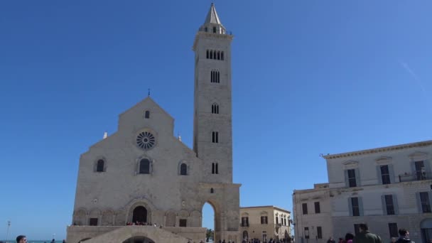 意大利 普利亚 特鲁利特拉尼大教堂大教堂 是教科文组织和平文化的信使纪念碑 Apulian 罗马式建筑的光辉典范 矗立在海边 使它似乎悬浮在水面上 — 图库视频影像