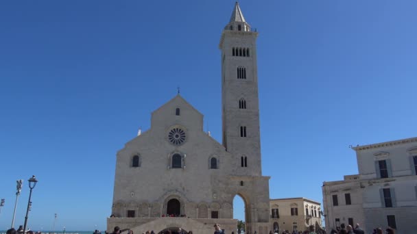 意大利 普利亚 特鲁利特拉尼大教堂大教堂 是教科文组织和平文化的信使纪念碑 Apulian 罗马式建筑的光辉典范 矗立在海边 使它似乎悬浮在水面上 慢动作 — 图库视频影像