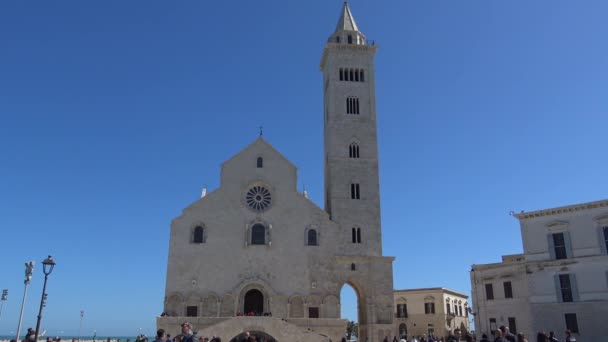 意大利 普利亚 特鲁利特拉尼大教堂大教堂 是教科文组织和平文化的信使纪念碑 Apulian 罗马式建筑的光辉典范 矗立在海边 使它似乎悬浮在水面上 慢动作 — 图库视频影像