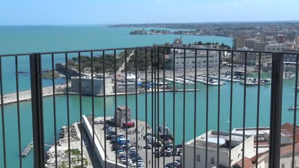 Talya Trani Liman Deniz Kenarı Katedral Çan Kulesinden Görüntüleme — Stok video
