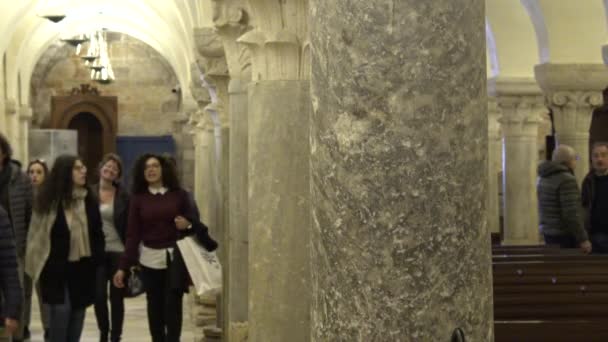 イタリア プーリア トラーニ大聖堂 ユネスコ文化 平和のメッセンジャーの記念碑は プーリア ロマネスク建築の見事な例を水の上中断されたように 海の近くに立っています ダンジョンを訪れる観光客 — ストック動画