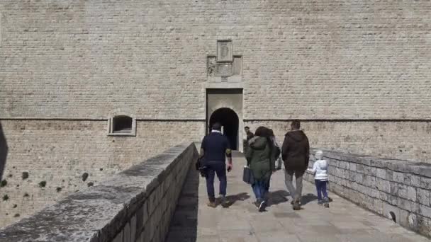 Italien Puglia Slottet Barletta Ligger Imponerande Fästning Ett Stenkast Från — Stockvideo