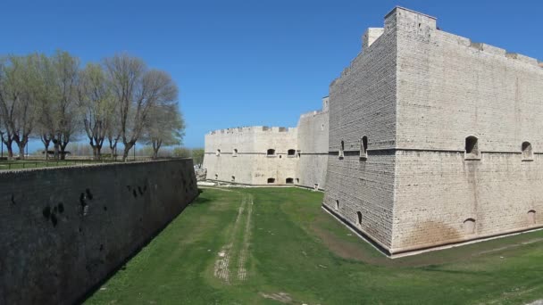Italia Puglia Castillo Barletta Una Imponente Fortaleza Situada Pocos Pasos — Vídeo de stock