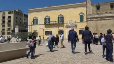 İtalya, Matera, 22 Nisan 2018, Matera, UNESCO tarafından Piazza Vittorio Veneto, turist taşlar hareket hızlı