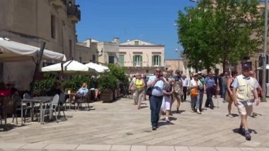 İtalya, Matera, 22 Nisan 2018, Matera, UNESCO tarafından turist Sedile Meydanı ' nda taşlar hareket hızlı