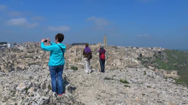 Італія Matera Квітня 2018 Року Камені Matera Юнеско Туристів Фотографувати — стокове відео