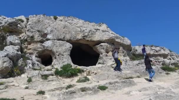 マテーラ ユネスコのサイトのイタリア マテーラ 2018 観光客は洞窟を訪れます 動きの速い — ストック動画