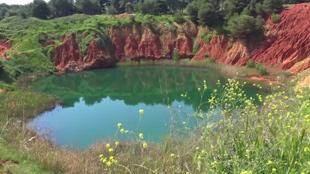 Ιταλία Otranto Πρώην Cava Του Βωξίτη Και Σμαραγδένια Πράσινη Λίμνη — Αρχείο Βίντεο