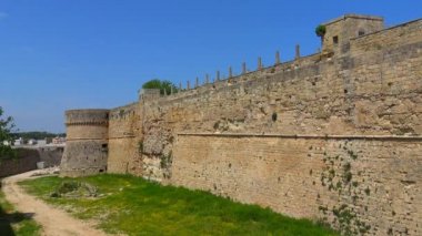 İtalya, Otranto, 25 Nisan 2018, eski köy Otranto, Unesco Kültür Mirası, Aragonca Castle, 1480. 