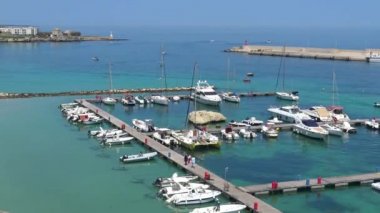 İtalya, Otranto, 25 Nisan 2018, eski köy, Otranto, Unesco Kültür Mirası, tekneler ile küçük bağlantı noktası.