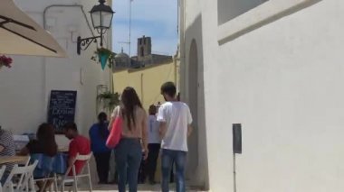 İtalya, Otranto, 25 Nisan 2018, eski köy, Otranto, Unesco Kültür Mirası, Dar sokaklarda turistler.