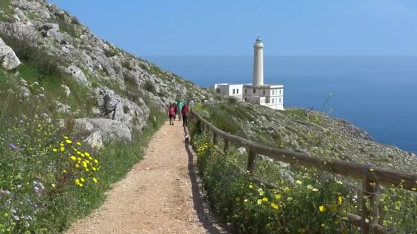 Italien Otranto April 2018 Punta Palascia Fyr Turister Som Besöker — Stockvideo