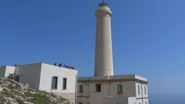 Ιταλία Otranto Απριλίου 2018 Punta Palascia Φάρος Τουρίστες Που Επισκέπτονται — Αρχείο Βίντεο