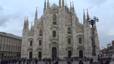 İtalya, Milan, 13 Şubat 2020, CORONA VIRUS gelmeden önce Duomo ve turistlerin manzarası