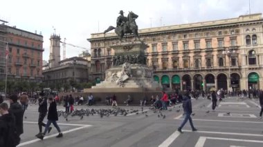 İtalya, Milan, 13 Şubat 2020, CORONA VIRUS gelmeden önce Piazza del Duomo 'daki turist manzarası