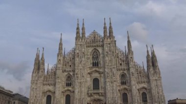İtalya, Milan, 13 Şubat 2020, CORONA VIRUS gelmeden önce Duomo ve turistlerin manzarası