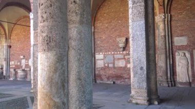 İtalya, Milan, 13 Şubat 2020, Santo Ambrogio katedralinin manzarası ve detayları